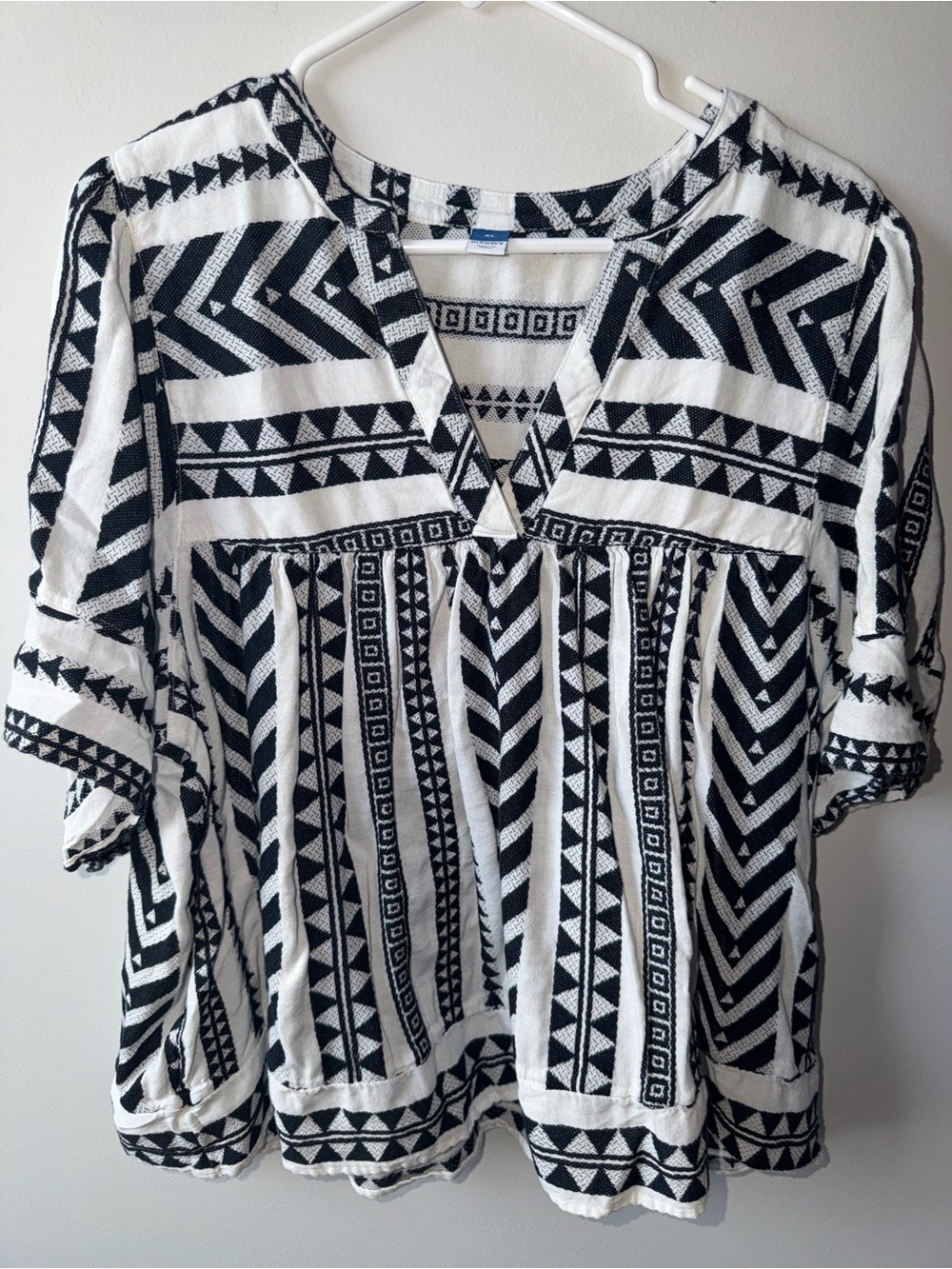 Old Navy Black & White Geometric V-Neck Blouse